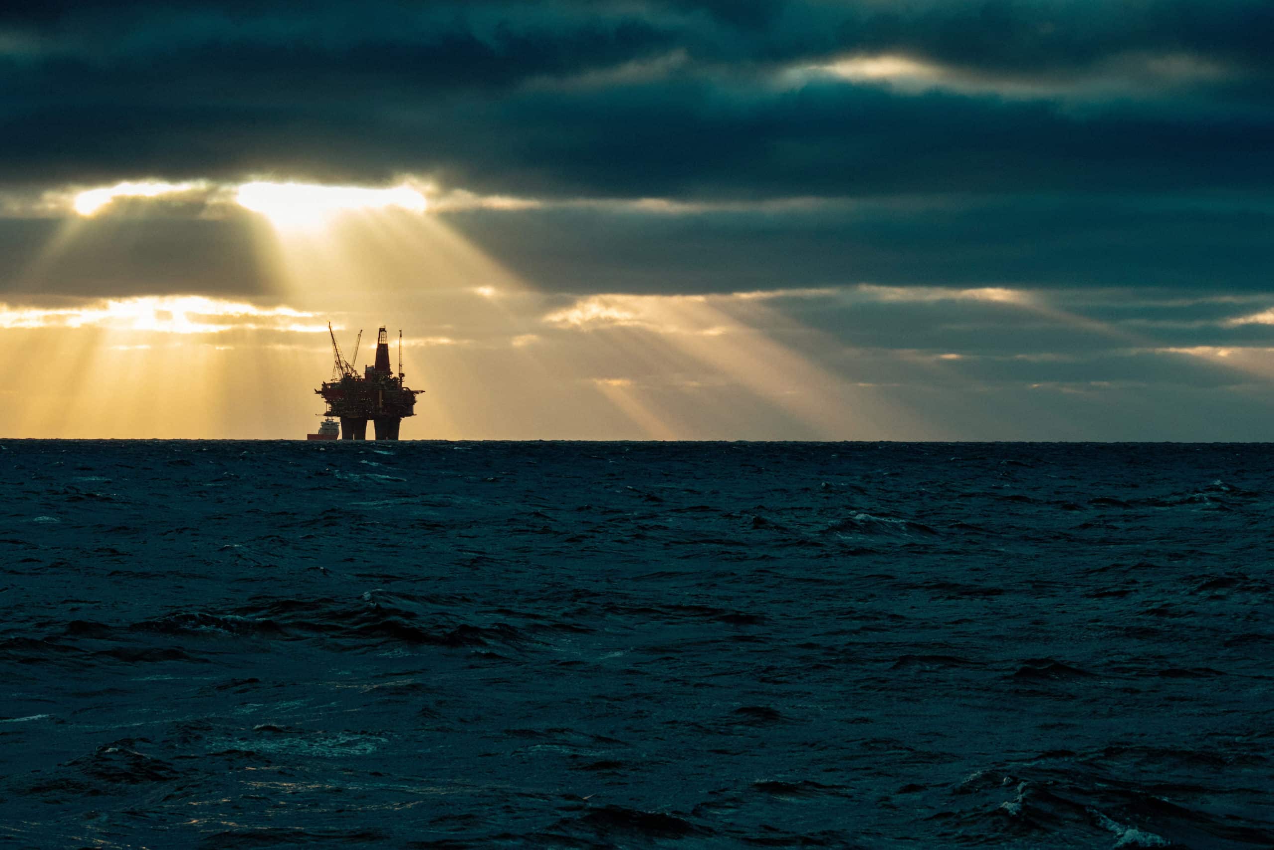Oil rig on the ocean represents Grieg Shipbrokers new offshore services.